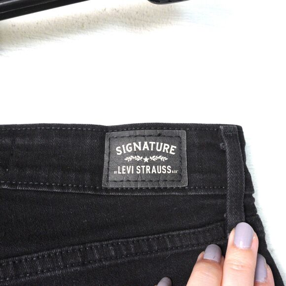 Levi's Black Wash High Rise Short Cuffed Distressed Leg EUC Sz 6 Summer Beach - Picture 3 of 10